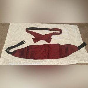 Cummerbund and matching tie set to make the perfect bow tie. Used once. EUC